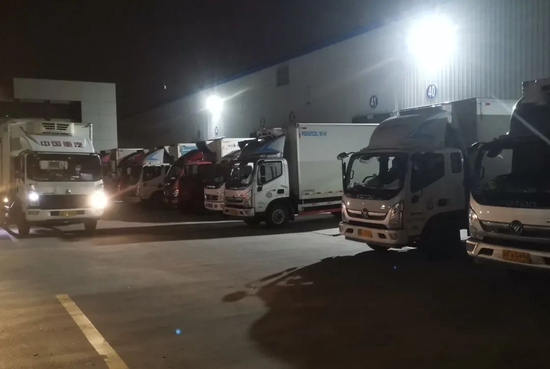 人物|“逆行”物流人：打地铺、住车上，一个月不敢回家