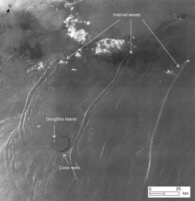 1998年Radarsat-1号卫星拍摄到的南海的内波在海洋表面引发的波纹，白色箭头所指的就是内波。图片来源：CSA 1998