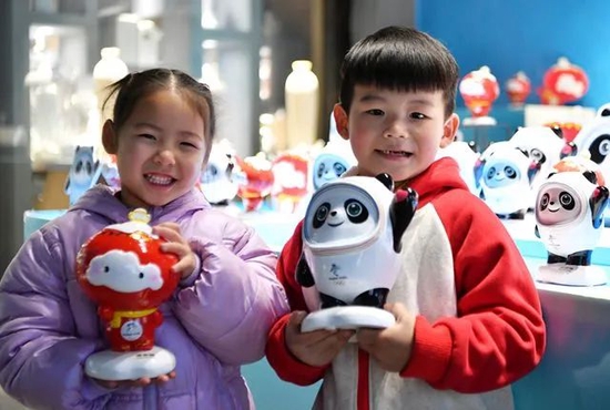 在泉州德化县陶瓷旅游观光工厂，6岁的李佳航（右）和7岁的郑钰桐（左）各自购买了陶瓷“冰墩墩”、“雪容融”（1月19日摄）。新华社