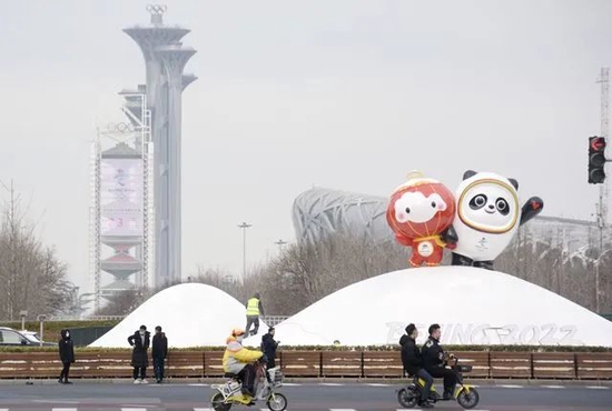北京奥林匹克景观大道南端即将完工的“冰墩墩”和“雪容融”景观（1月12日摄）。新华社