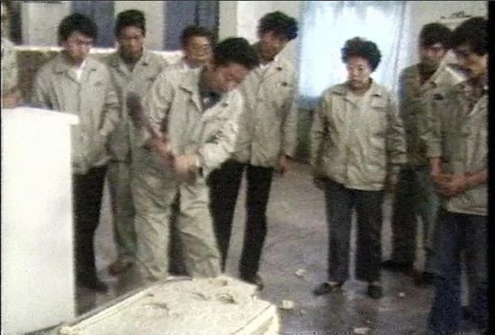 (图:1985年砸冰箱事件)