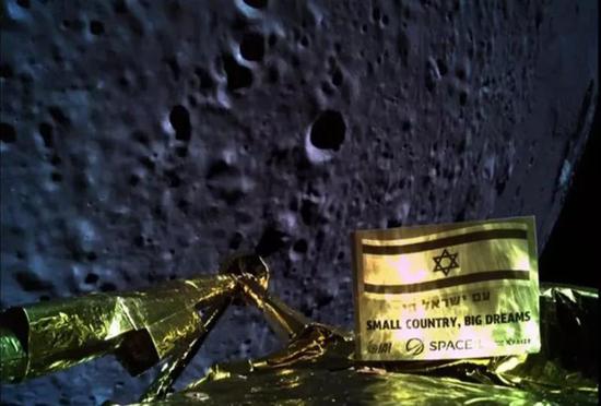 Bereshoot飞船在距离月球表面约22公里处拍下这一照片。