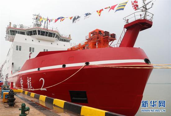 7月11日，“雪龙2”号停靠在江南造船（集团）有限责任公司码头。新华社记者 丁汀 摄