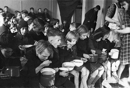 1944-1945年荷兰饥荒中的儿童 | 图源：Wikipedia