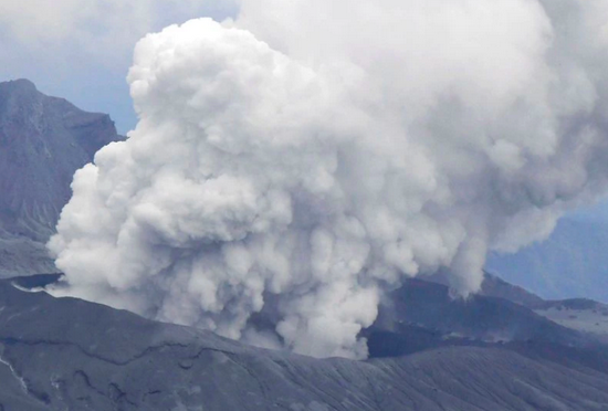 震撼！阿苏火山今日爆发，原来地球“挤痘痘”是这样的