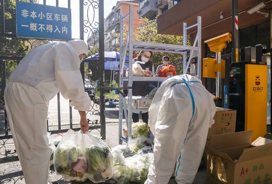 人物|“逆行”物流人：打地铺、住车上，一个月不敢回家