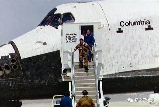 首航归来，正走出航天飞机舷梯的两位宇航员来源：NASA
