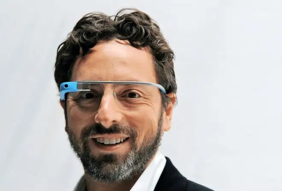 (谷歌联合创始人布林展示谷歌眼镜)