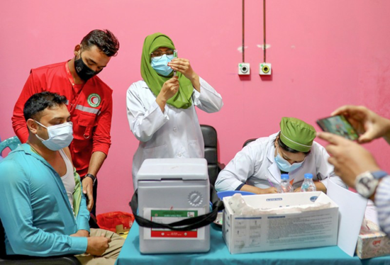 孟加拉国达卡的一个新冠疫苗接种中心。来源：Mohammad Ponir Hossain/Reuters/Alamy
