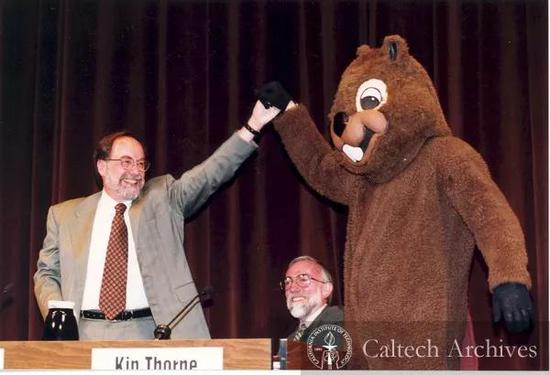 1997年，加州理工学院宣布巴尔的摩教授担任校长，巴尔的摩与加州理工学院吉祥物海狸击掌，身后为引力波项目主要发起者之一基普·索恩（Kip Thorne，2017年诺贝尔物理学奖得主）|图片来源：Caltech Archives