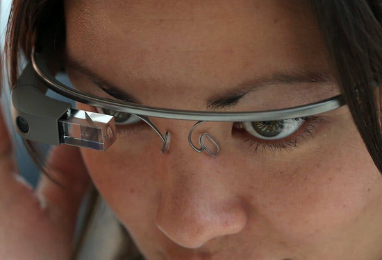 2013年，谷歌对外推出的智能眼镜Google Glass。图片来源：Justin Sullivan