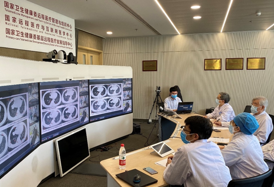 中日友好医院专家团队为新冠肺炎患者进行远程会诊