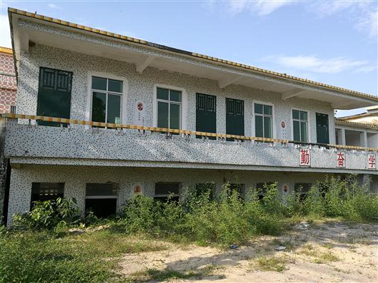 珠海市一栋正在下沉的教学楼。图源自中国地质调查局