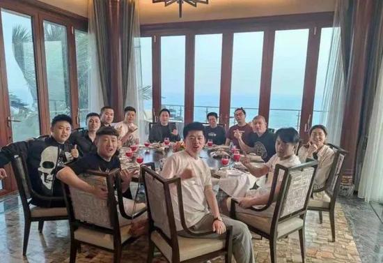 快手大网红三亚饭局合照后来,网红二子爷的徒弟老段在直播时透露,"