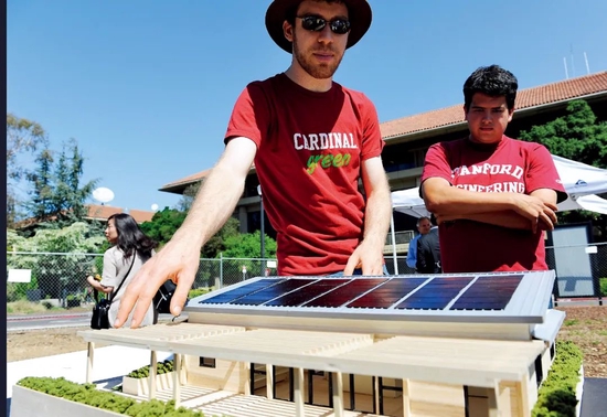 2013年4月22日是地球日，斯坦福大学的学生参加美国能源部组织的“太阳能十项全能竞赛”。图/中新