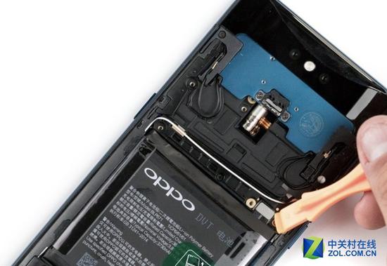 用绝缘撬棒断开电源排线