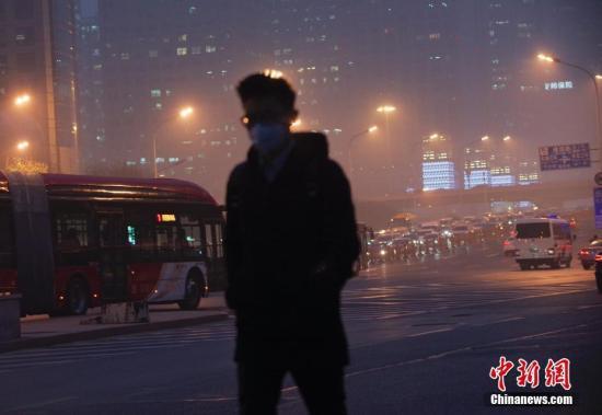 资料图：北京市民在重污染天气下出行。