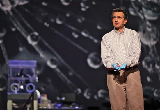 2011 年，WFIRM 研究首席研究员兼主任、医学博士安东尼·阿塔拉在 TED 大会上展示人工培育的肾脏。图片来源：Wikipedia