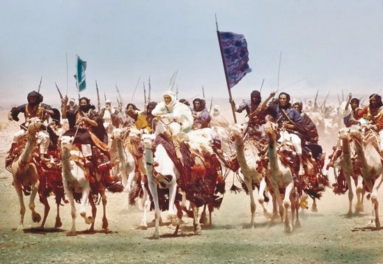 劳伦斯身骑骆驼，率领阿拉伯人战斗/Britannica