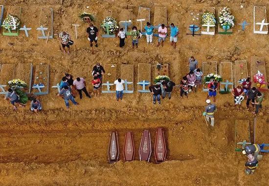 在巴西玛瑙斯当地参加葬礼的人。巴西目前已记录下逾11万的COVID-19死亡病例。来源：Michael Dantas/AFP/Getty