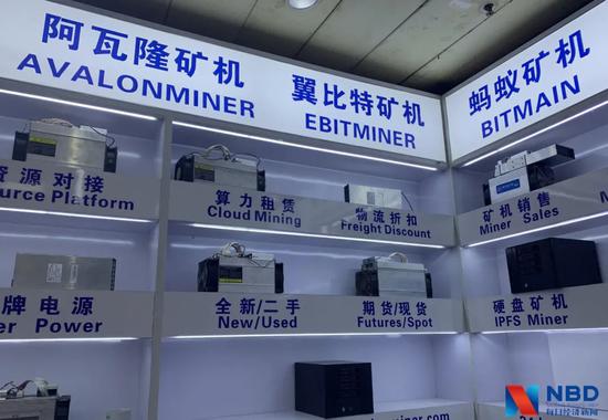 赛格广场某矿机商铺陈列的矿机样品
图片来源:每经记者 刘玲 摄
