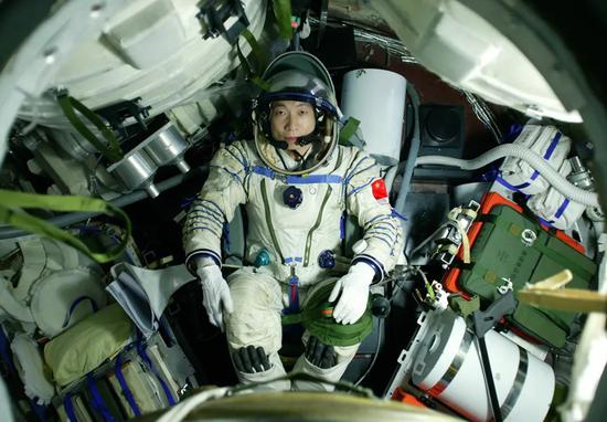 资料图：中国首位进入太空的航天员杨利伟 图自新华社