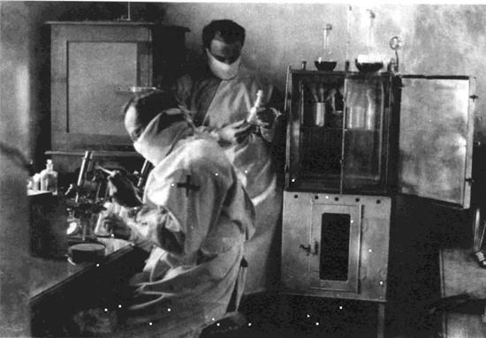  1921年，伍连德和伯力士在哈尔滨实验室内