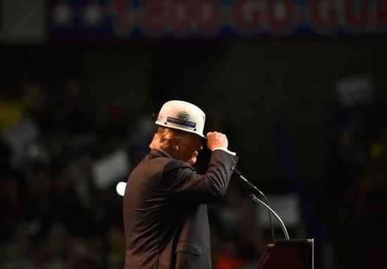 2016年，特朗普在西弗吉尼亚州竞选时承诺“拯救煤炭”（来源：bloomberg.com）