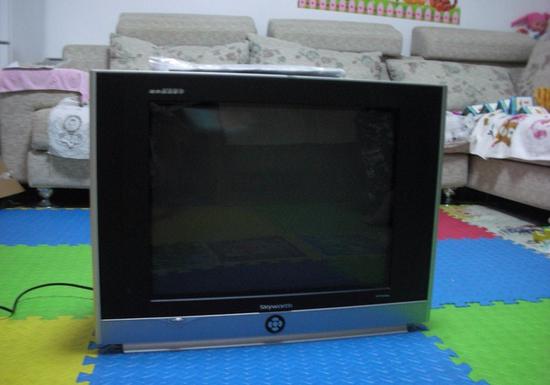 crt电视机的结构是一根真空管,里面有一个或多个电子枪.