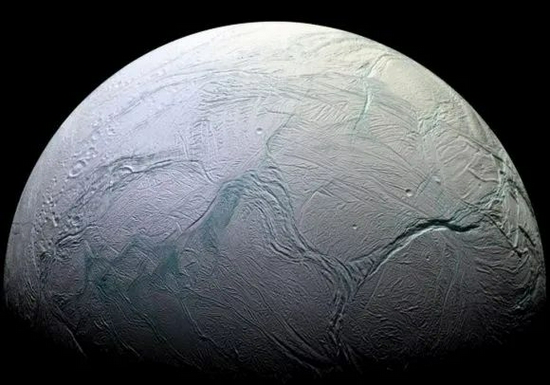 图5。科学家最近发现在土卫二上的气候条件下，地球上的某些细菌能够茁壮成长（图片来源： NASA/JPL/Space Science Institute）