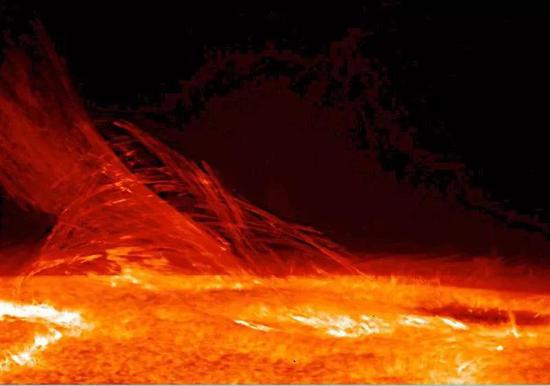 日冕。图片来源：Hinode JAXA/NASA
