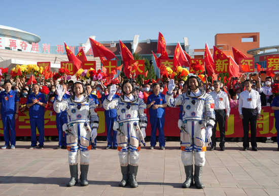 6月5日，神舟十四号载人飞行任务航天员乘组出征仪式在酒泉卫星发射中心问天阁广场举行。陈冬（右）、刘洋（中）、蔡旭哲即将开启为期6个月的飞行任务。新华社记者 李刚 摄