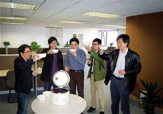▲2010年，雷军与创始人共喝小米粥&nbsp; 图片来源：网络