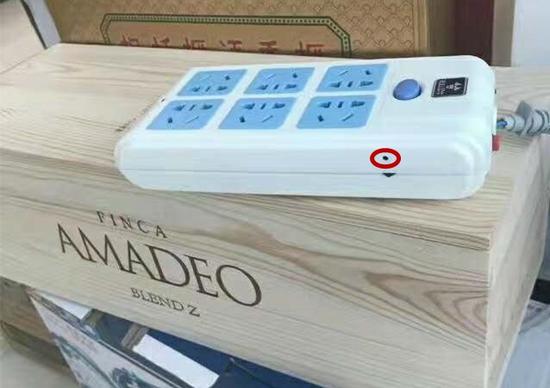 插座内部的样子带有无线传输功能针孔摄像头的插座房间内的插头,插座