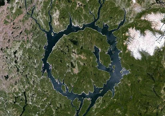 生命可能起源于某次远古撞击后形成的陆地水体，比如加拿大曼尼古根湖一类的撞击坑。来源：Planet Observer/Universal Images Group/Getty
