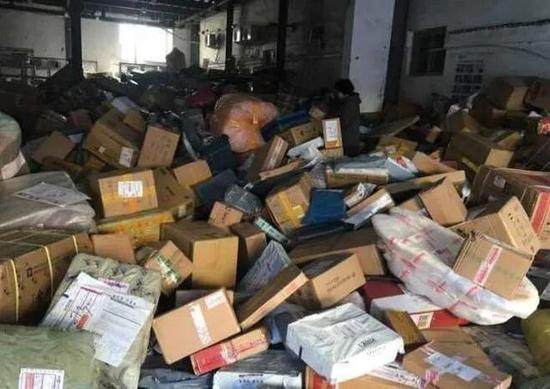网友当时爆料的圆通堆满快件的货仓。