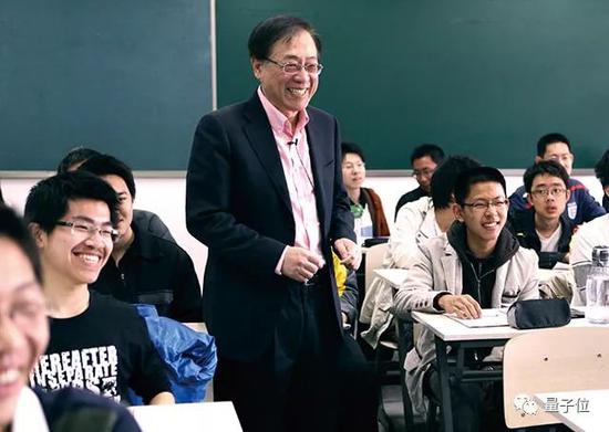 他是清华姚班首届毕业生、17科满分神奇,斩获斯隆奖