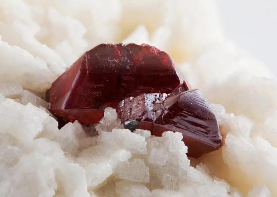 朱砂，就是硫化汞，本身是一种鲜艳的红色颜料，也能够提炼出水银来，水银继续制作出的氯化亚汞就是一种著名的白色粉底 图/wikipedia