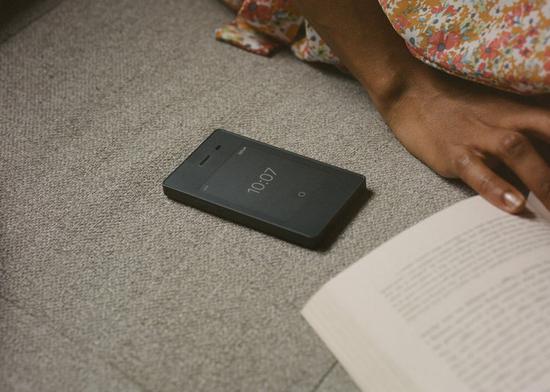 ▲ Light Phone 2 最大的改变就是新增了一块电子墨水屏。