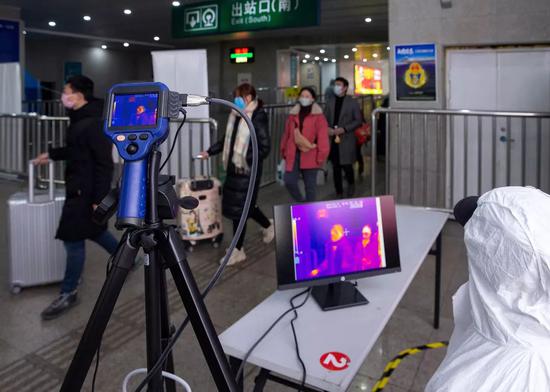 2月5日，江苏南京南车站，红外线智能体温检测系统对来往旅客进行扫描测温，图/新华报业