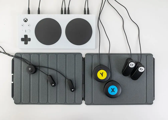  ▲ 微软Xbox Adaptive Controller 连接外置设备