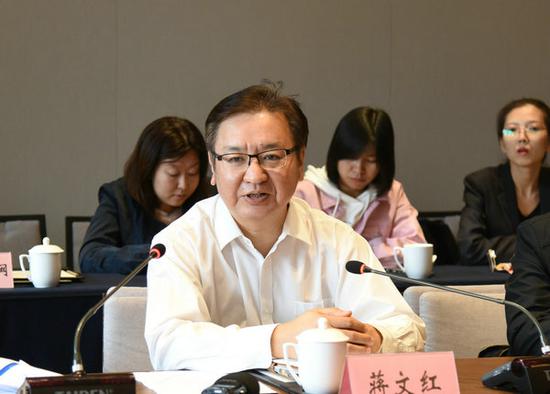 石家庄市副市长蒋文红介绍了数博会有关筹备和社会各界普遍关注的民众