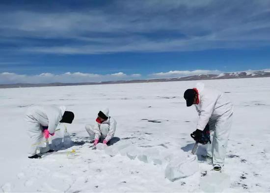 研究人员钻取青藏高原纳木错湖冰用以研究微塑料