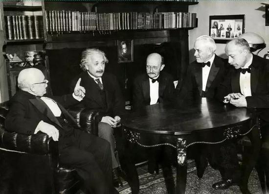 1931年11月11日，（从左到右）能斯特、爱因斯坦、普朗克、密立根、劳厄出席劳厄在柏林置办的晚宴