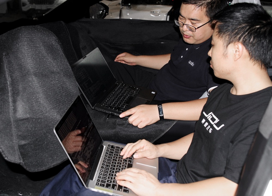 ▲集度研发人员正在开发