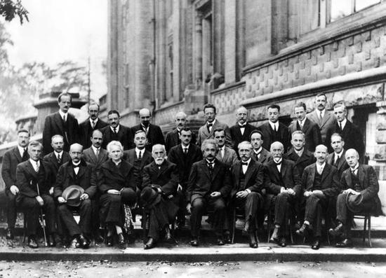 （图：1927年第五次索维尔会议，世界上最主要的物理学家讨论新近表述的量子理论。）
