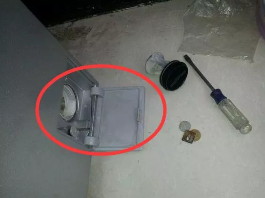 打开以后把过滤器用水冲洗干净再重新装好即可。