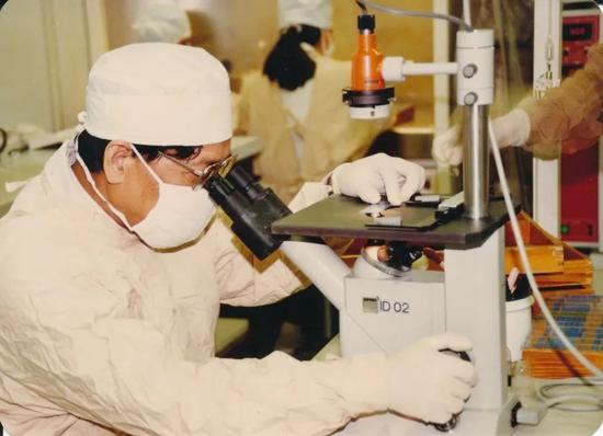 　上世纪九十年代初曾毅在实验室