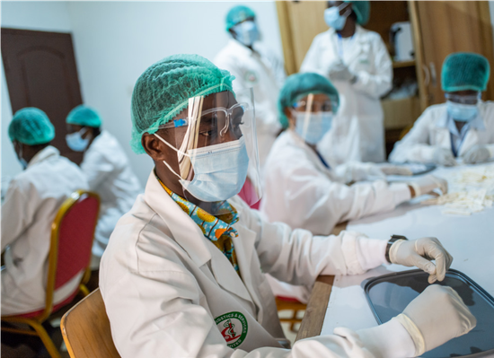 ■ 加纳库马西印加诊断实验室的工作人员在组装新冠肺炎检测套件 / Diagnostics lab in Kumasi, Ghana
