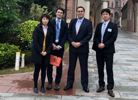 图:中村茂雄(右二)与同事